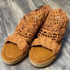 Muk Luks Brown Woven Sandals